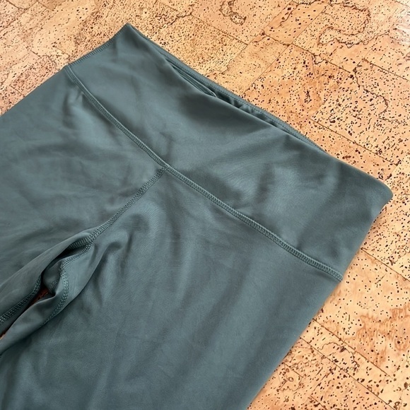 GLYDER Green Cropped Leggings: Moss - Picture 4 of 8